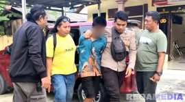 Caption: anggota Reserse Kriminal Polsek Tambelangan saat mengamankan pelaku curanmor berinisial MA ke Mako Polres Sampang, (dok. Harry, Rega Media). 