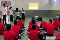 Captiom: tim kesehatan tengah memberikan penyuluhan PHBS kepada puluhan warga binaan Lapas Narkotika Pamekasan, (dok. foto istimewa). 