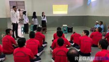 Captiom: tim kesehatan tengah memberikan penyuluhan PHBS kepada puluhan warga binaan Lapas Narkotika Pamekasan, (dok. foto istimewa).