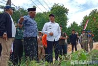Caption: Bupati Sampang H Slamet Junaidi, meninjau langsung hasil pembangunan jembatan di Desa Somber Kecamatan Tambelangan, (dok. Harry, Rega Media).