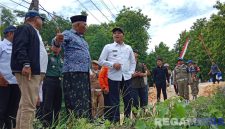 Caption: Bupati Sampang H Slamet Junaidi, meninjau langsung hasil pembangunan jembatan di Desa Somber Kecamatan Tambelangan, (dok. Harry, Rega Media). 
