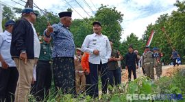 Caption: Bupati Sampang H Slamet Junaidi, meninjau langsung hasil pembangunan jembatan di Desa Somber Kecamatan Tambelangan, (dok. Harry, Rega Media). 