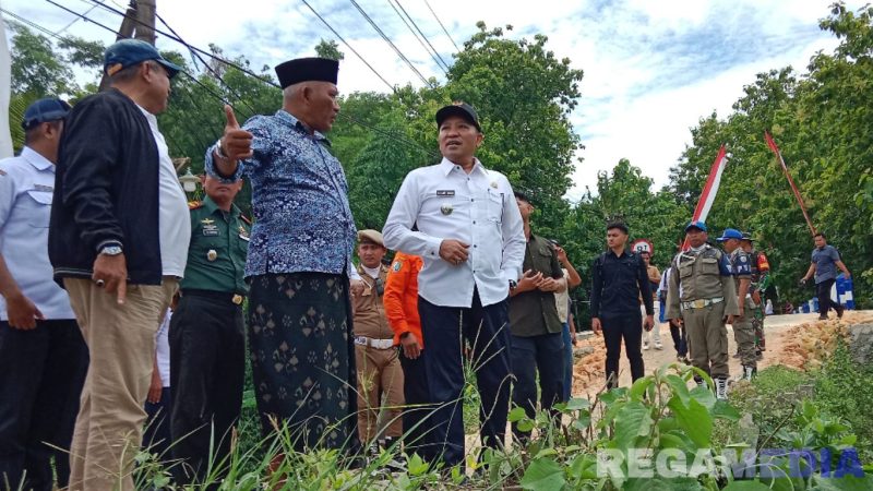 Caption: Bupati Sampang H Slamet Junaidi, meninjau langsung hasil pembangunan jembatan di Desa Somber Kecamatan Tambelangan, (dok. Harry, Rega Media). 