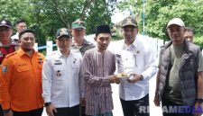Caption: usai peresmian Jembatan Desa Daleman, Bupati Sampang H Slamet Junaidi memberikan potongan tumpeng kepada salah satu tokoh agama desa setempat, (sumber foto: Diskominfo Sampang).