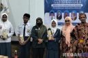 Caption: Ketua IWO Pamekasan (tengah) pose bersama narasumber dan pelajar, usai gelar seminar literasi pendidikan bahasa madura, (dok. Kurdi, Rega Media). 