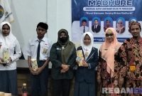 Caption: Ketua IWO Pamekasan (tengah) pose bersama narasumber dan pelajar, usai gelar seminar literasi pendidikan bahasa madura, (dok. Kurdi, Rega Media). 