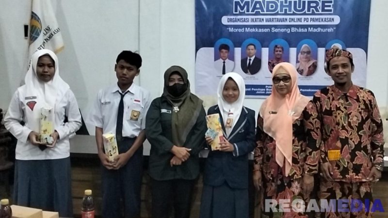 Caption: Ketua IWO Pamekasan (tengah) pose bersama narasumber dan pelajar, usai gelar seminar literasi pendidikan bahasa madura, (dok. Kurdi, Rega Media). 