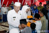 Caption: Bupati Sampang H Slamet Junaidi didampingi istri, memberikan santunan kepada anak yatim di Pendopo Trunojoyo, (sumber foto: Prokopim Pemkab Sampang). 