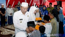 Caption: Bupati Sampang H Slamet Junaidi saat memberikan santunan kepada anak yatim, di Pendopo Trunojoyo, (sumber foto: Prokopim Pemkab Sampang).