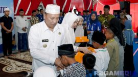 Caption: Bupati Sampang H Slamet Junaidi didampingi istri, memberikan santunan kepada anak yatim di Pendopo Trunojoyo, (sumber foto: Prokopim Pemkab Sampang). 