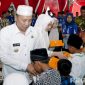Caption: Bupati Sampang H Slamet Junaidi didampingi istri, memberikan santunan kepada anak yatim di Pendopo Trunojoyo, (sumber foto: Prokopim Pemkab Sampang). 