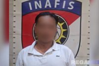 Caption: tersangka inisial BT saat diamankan di ruang Unit Inafis Satreskrim Polres Sampang, (sumber foto: Humas Polres Sampang). 