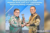 Caption: Direktur Keuangan dan Manajemen Risiko BPJS Ketenagakerjaan, Asep Rahmat Suwandha, menerima reward Platinum Rank ASRRAT 2025, (dok. foto istimewa). 