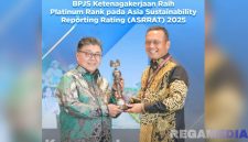 Caption: Direktur Keuangan dan Manajemen Risiko BPJS Ketenagakerjaan, Asep Rahmat Suwandha, menerima reward Platinum Rank ASRRAT 2025, (dok. foto istimewa). 