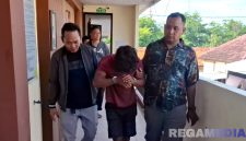 Caption: dalam kondisi tangan terborgol, terduga pelaku curanmor inisial M hendak diserahkan ke penyidik Satreskrim Polres Sampang oleh anggota Satreskrim Polsek Omben, (sumber foto: Humas Polres Sampang). 
