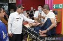 Caption: Bupati Sampang H Slamet Junaidi mengecek langsung kondisi pasien di ruang IGD RSMZ saat sidak, (sumber foto: Diskominfo Sampang). 