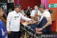 Caption: Bupati Sampang H Slamet Junaidi, mengecek langsung kondisi pasien di ruang IGD RSMZ saat sidak, (sumber foto: Diskominfo Sampang). 