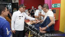 Caption: Bupati Sampang H Slamet Junaidi mengecek langsung kondisi pasien di ruang IGD RSMZ saat sidak, (sumber foto: Diskominfo Sampang). 
