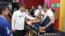 Caption: Bupati Sampang H Slamet Junaidi, mengecek langsung kondisi pasien di ruang IGD RSMZ saat sidak, (sumber foto: Diskominfo Sampang). 