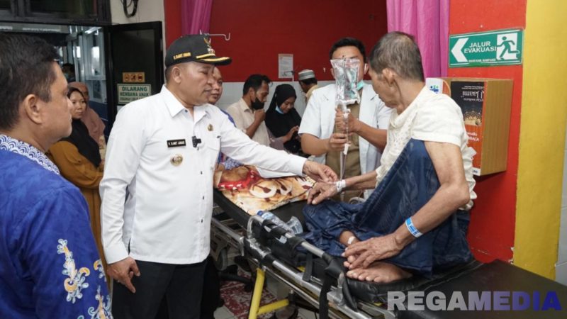 Caption: Bupati Sampang H Slamet Junaidi, mengecek langsung kondisi pasien di ruang IGD RSMZ saat sidak, (sumber foto: Diskominfo Sampang). 