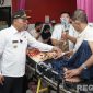 Caption: Bupati Sampang H Slamet Junaidi, mengecek langsung kondisi pasien di ruang IGD RSMZ saat sidak, (sumber foto: Diskominfo Sampang). 