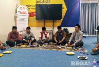 Caption: Ketua DPC Madas Sampang Umar Faruk (rompi merah), ditemui langsung Ketum MPPM di Kuala Lumpur Malaysia H.Muhdhor beserta jajaran pengurus lainnya, (dok. Rega Media). 