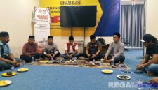 Caption: Ketua DPC Madas Sampang Umar Faruk (rompi merah), ditemui langsung Ketum MPPM di Malaysia H.Muhdhor beserta jajaran pengurus lainnya, (dok. Rega Media). 