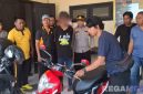 Caption: pelaku curanmor yang beraksi di Alun-Alun Bangkalan saat diamankan di Mako Polsek Jrengik, (sumber foto: Humas Polres Sampang). 