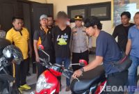 Caption: pelaku curanmor inisial ZF yang beraksi di Alun-Alun Bangkalan saat diamankan di Mako Polsek Jrengik, (sumber foto: Humas Polres Sampang). 