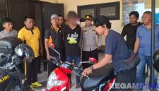 Caption: pelaku curanmor yang beraksi di Alun-Alun Bangkalan saat diamankan di Mako Polsek Jrengik, (sumber foto: Humas Polres Sampang).