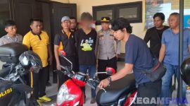 Caption: pelaku curanmor inisial ZF yang beraksi di Alun-Alun Bangkalan saat diamankan di Mako Polsek Jrengik, (sumber foto: Humas Polres Sampang). 