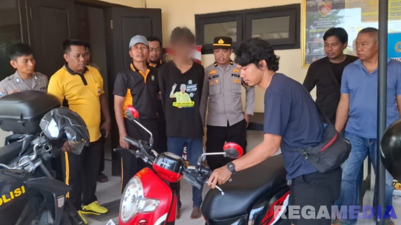 Caption: pelaku curanmor inisial ZF yang beraksi di Alun-Alun Bangkalan saat diamankan di Mako Polsek Jrengik, (sumber foto: Humas Polres Sampang). 