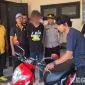 Caption: pelaku curanmor inisial ZF yang beraksi di Alun-Alun Bangkalan saat diamankan di Mako Polsek Jrengik, (sumber foto: Humas Polres Sampang). 