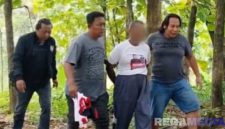 Caption: anggota Satreskrim Polsek Tambelangan, saat melakukan penangkapan terhadap inisial MD seorang kakek pelaku persetubuhan anak dibawah umur, (dok. Harry, Rega Media).