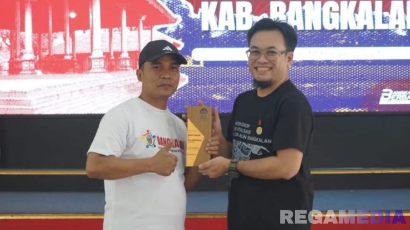 Caption: Bupati Bangkalan Lukman Hakim (kiri), saat acara Pameran Karya dan Awarding Workshop Revitalisasi Alun-Alun Bangkalan yang diselenggarakan Ikatan Arsitek Indonesia, (dok. foto istimewa). 