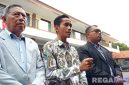 Caption: Jakfar Sodik (tengah) didampingi partnersnya, saat diwawancara awak media di Mapolres Sampang terkait kasus penganiayaan petugas SPBU Camplong, (dok. Harry, Rega Media). 