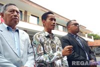 Caption: Jakfar Sodik (tengah) didampingi partnernya, diwawancara awak media di Mapolres Sampang terkait kasus penganiayaan petugas SPBU Camplong, (dok. Harry, Rega Media).