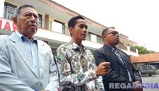 Caption: Jakfar Sodik (tengah) didampingi partnersnya, saat diwawancara awak media di Mapolres Sampang terkait kasus penganiayaan petugas SPBU Camplong, (dok. Harry, Rega Media). 