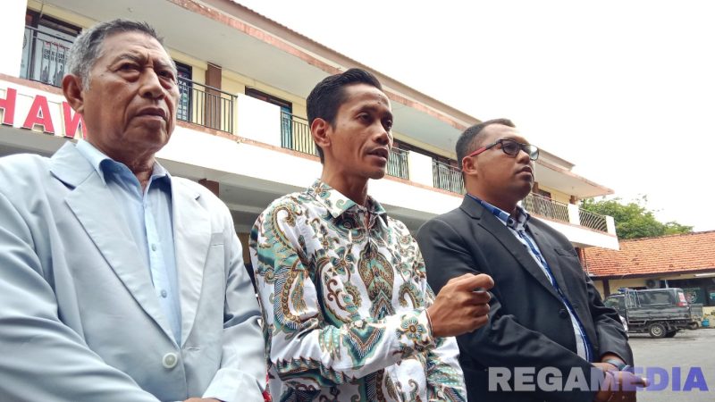 Caption: Jakfar Sodik (tengah) didampingi partnernya, diwawancara awak media di Mapolres Sampang terkait kasus penganiayaan petugas SPBU Camplong, (dok. Harry, Rega Media). 