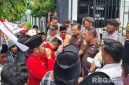 Caption: aksi demo GMNI, Syaifus Suhada' lantang dibarisan depan mendesak Kejari Pamekasan bertindak secara tegas berantas korupsi, (dok. Kurdi, Rega Media). 
