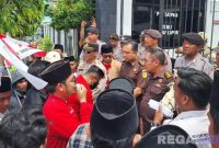 Caption: aksi demo GMNI, Syaifus Suhada' lantang dibarisan depan mendesak Kejari Pamekasan bertindak secara tegas berantas korupsi, (dok. Kurdi, Rega Media).