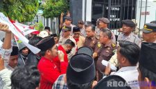 Caption: aksi demo GMNI, Syaifus Suhada' lantang dibarisan depan mendesak Kejari Pamekasan bertindak secara tegas berantas korupsi, (dok. Kurdi, Rega Media). 