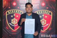 Caption: Tolak Amir aktivis muda tunjukkan surat tanda terima laporan dari Satreskrim Polres Sumenep, terkait dugaan penyelewengan solar subsidi, (dok. foto istimewa).