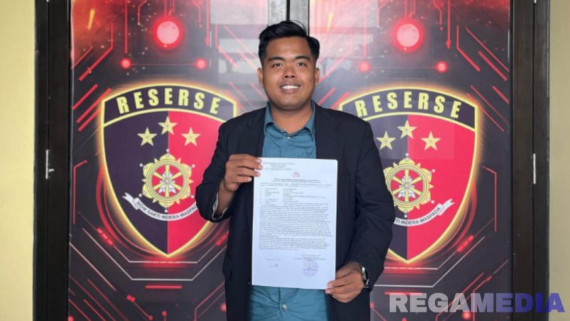 Caption: Tolak Amir aktivis muda tunjukkan surat tanda terima laporan dari Satreskrim Polres Sumenep, terkait dugaan penyelewengan solar subsidi, (dok. foto istimewa). 