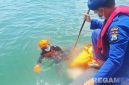 Caption: personel BPBD dan Polairud Polres Sampang saat berupaya mengevakuasi mayat misterius yang ditemukan mengapung, (sumber foto: BPBD Sampang). 