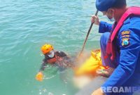 Caption: personel BPBD dan Polairud Polres Sampang saat berupaya mengevakuasi mayat misterius yang ditemukan mengapung, (sumber foto: BPBD Sampang). 