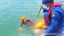 Caption: personel BPBD dan Polairud Polres Sampang saat berupaya mengevakuasi mayat misterius yang ditemukan mengapung, (sumber foto: BPBD Sampang). 