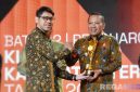 Caption: Bupati Sampang H Slamet Junaidi saat menerima penghargaan Innovative Government Award 2025, (dok. foto istimewa). 