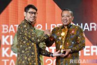 Caption: Bupati Sampang H Slamet Junaidi saat menerima penghargaan Innovative Government Award 2025, (dok. foto istimewa). 