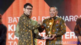Caption: Bupati Sampang H Slamet Junaidi saat menerima penghargaan Innovative Government Award 2025, (dok. foto istimewa). 